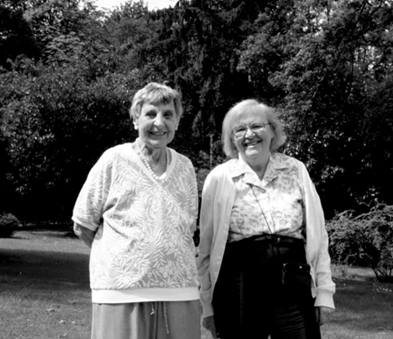 Cécile DeWitt-Morette et Yvonne Choquet-Bruhat, IHES (2006)